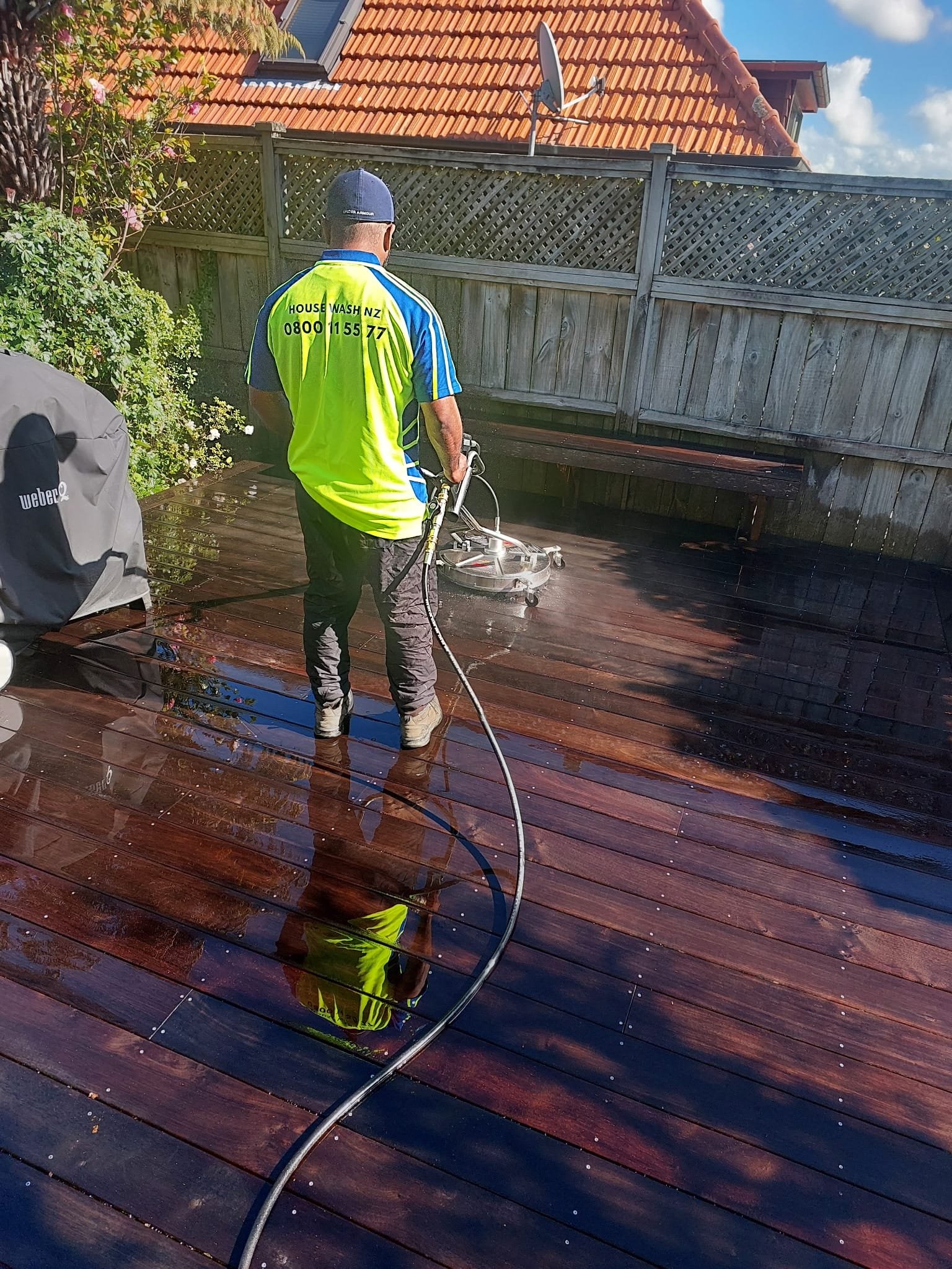 Exterior cleaning work at a home