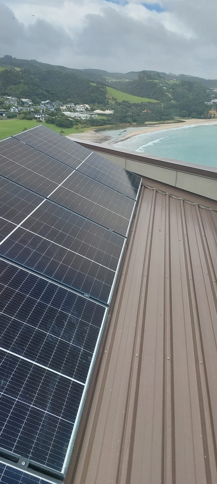 Solar panel cleaning on a roof-mounted installation